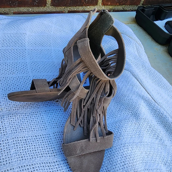 Steve Madden‎ gray Fringe Sandals 7.5 - Picture 2 of 11